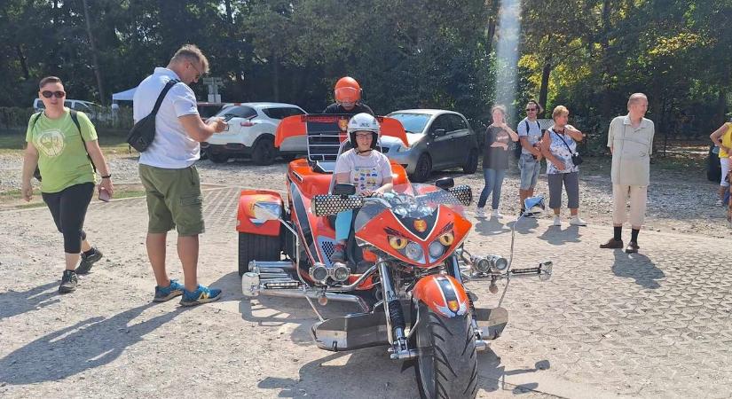 Vakként autót vezetni? Sérültként lovagolni, motorozni? Elmondjuk, hogyan lehet!