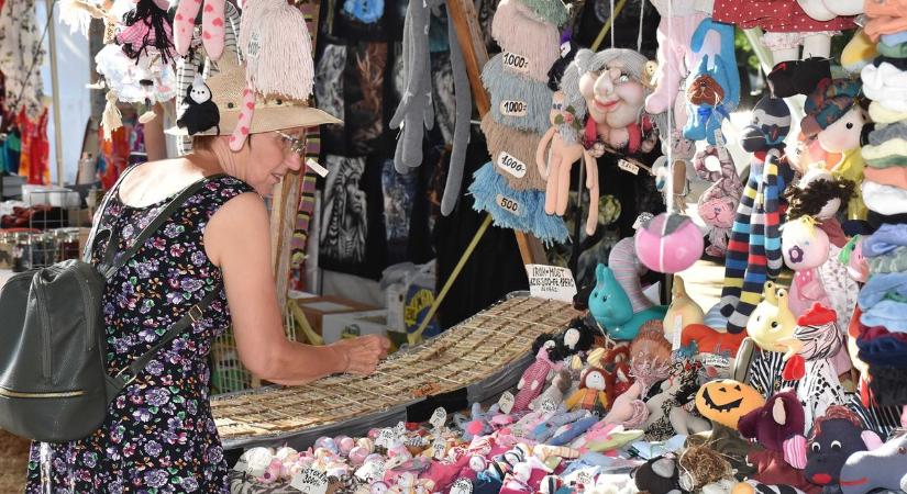 Távol a tömegtermelés világától: értékes kincsekre bukkantunk a jászberényi forgatagban – videóval, képgalériával