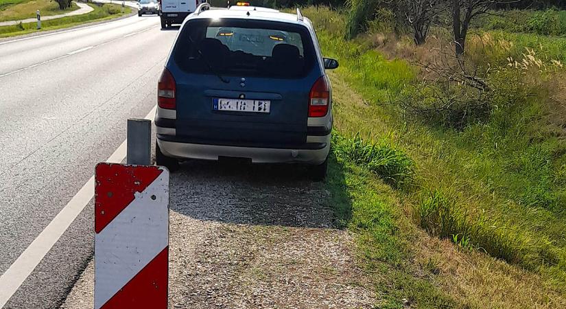 Magyar Közút: nem veszélytelenek az út szélén hagyott autók