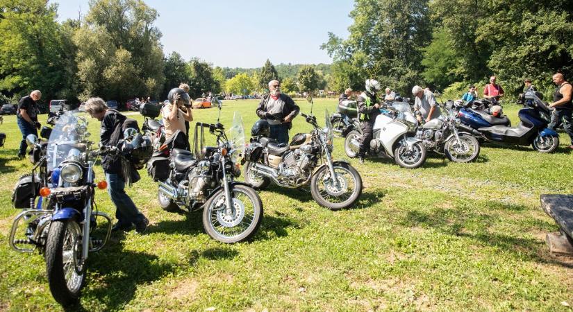 Motorosok megható megemlékezése a közúti balesetben elhunyt társaik tiszteletére ( galéria, videó)