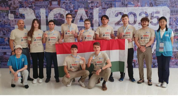 Magyar diákok taroltak a pekingi AI-olimpián