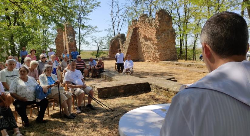 Majd’ százan emlékeztek a csomorkányi tanyai iskolára