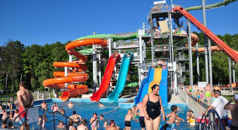 Hatékony recept a kánikula túlélésére a strand – A Zalakarosi Fürdő strandja megtelt a rekkenő hőségben (galéria, videó)