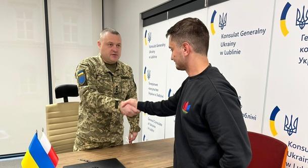 Lengyelországban önkéntesek írtak alá szerződést az ukrán fegyveres erőkkel
