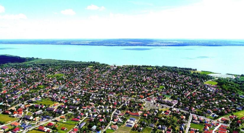 Mesterséges intelligencia: Ha ebben a balatoni faluban jársz, ne lepődj meg, ha az AI válaszol a kérdéseidre