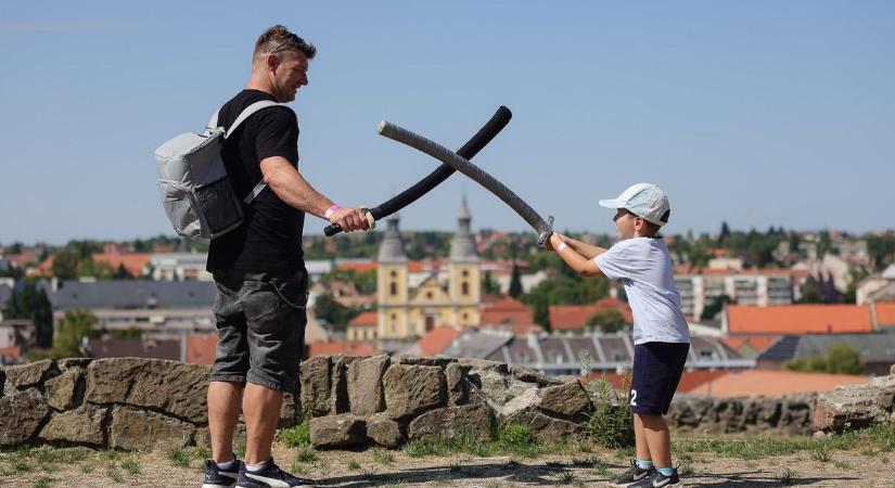 Karforgatók, zoknicsata és pékmesterek - korabeli forgatag töltötte meg az az egri várat  fotók, videó