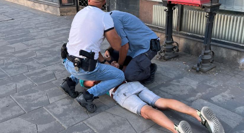 Járókelőkre támadt egy férfi Budapesten