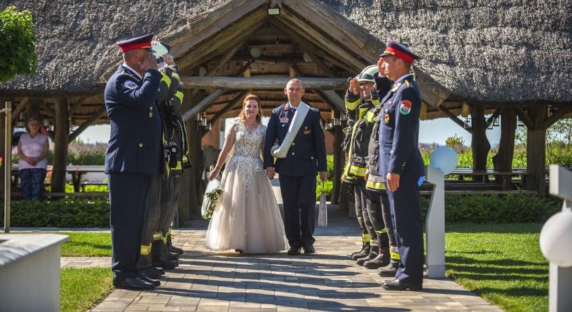 Lávsztori a siófoki tűzoltóságon: így talált feleséget a balatoni lánglovag