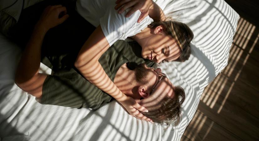 Milyen gyakran javasolt összebújni a párunkkal? – A válasz meglepő