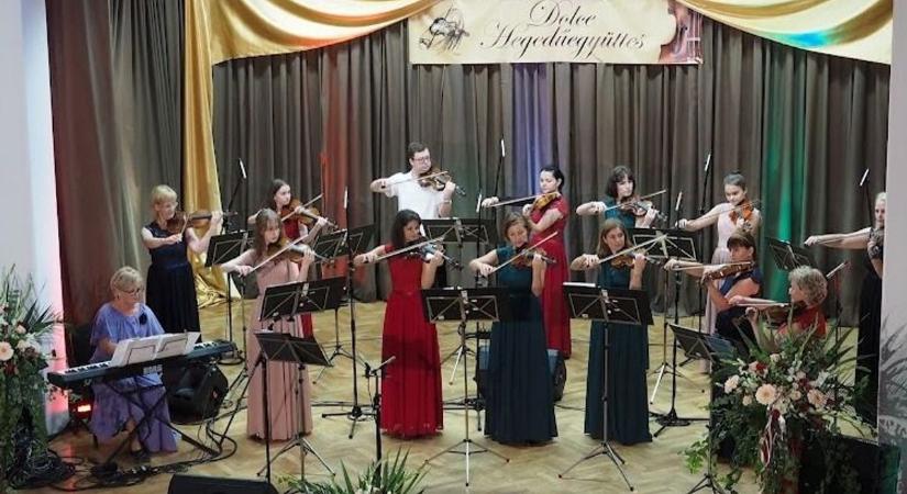 Hegedűk varázsa a siklósi vár udvarán – 30 éves a Dolce Hegedűegyüttes