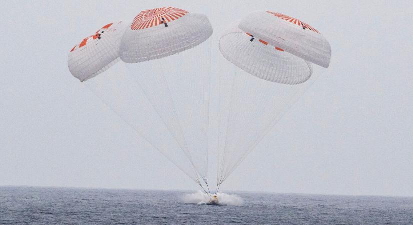 Földet ért a SpaceX űrkapszulája négy űrhajóssal a fedélzetén (VIDEÓ)