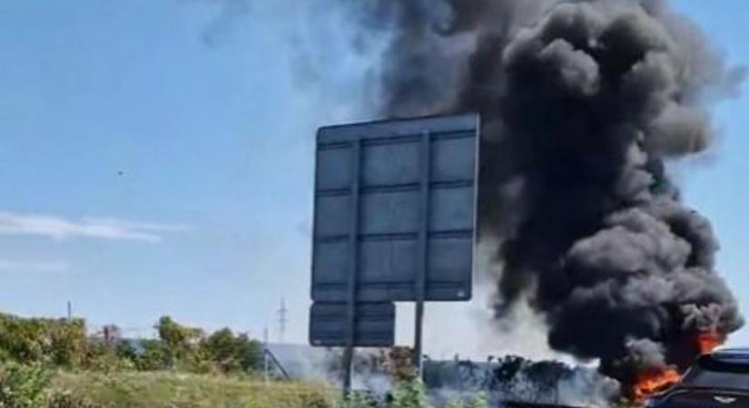 Videón az autópályán hatalmas lángokkal égő kisteherautó