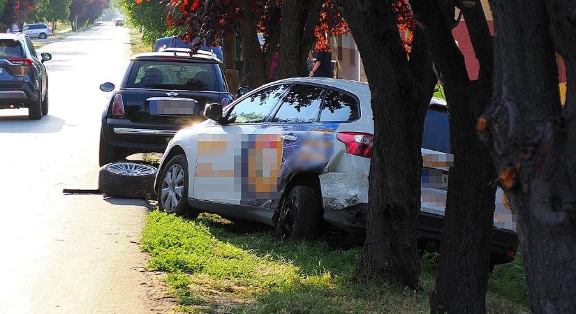 Álló autóba hajtott a sofőr, még a kerék is kiszakadt a helyéről