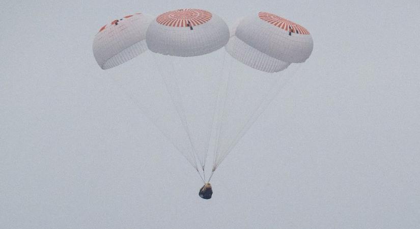 Földet ért a SpaceX űrkapszulája, négy űrhajóst hozott haza