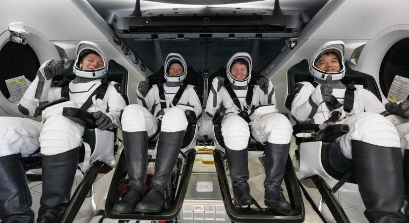 Öt hónapos küldetés után földet ért a SpaceX űrkapszulája