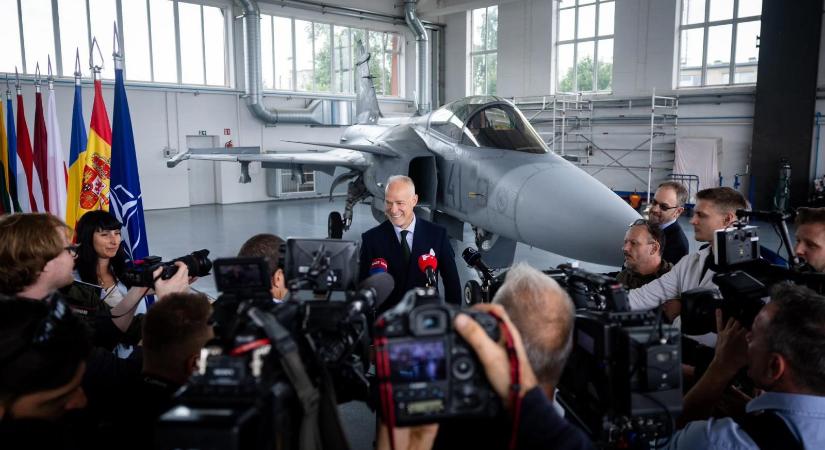 Orosz repülőgépeket fogtak magyar Gripenek a Balti-tenger felett, de azt, hogy oroszok, a honvédelmi miniszter simán elhallgatta