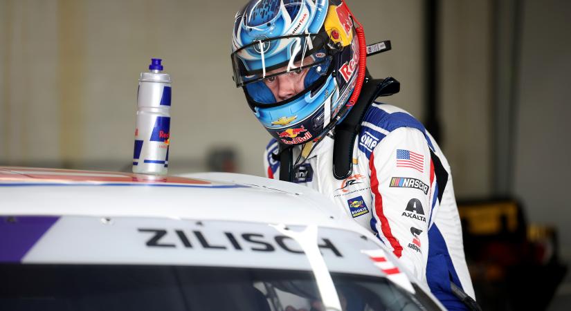 NASCAR: Ünneplés közben lezuhant az autójáról és megsérült a Watkins Glen-i győztes Connor Zilisch