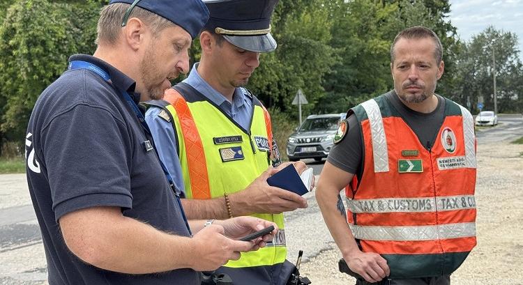 Sörözött vezetés közben, ráadásul egy rendőrautó mellett