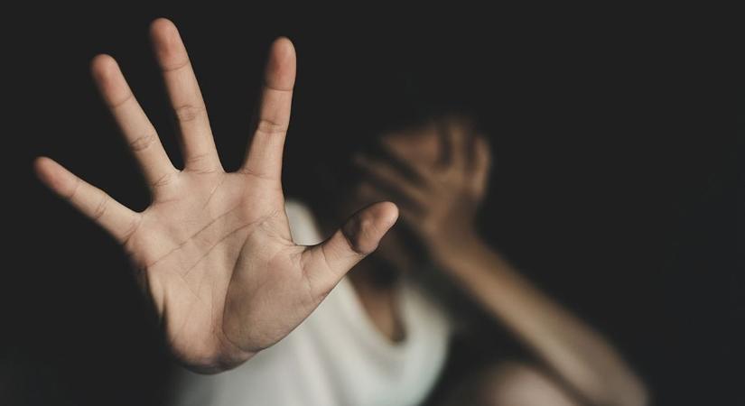Megalázták, megverték és felakarták gyújtani a fiatal lányt