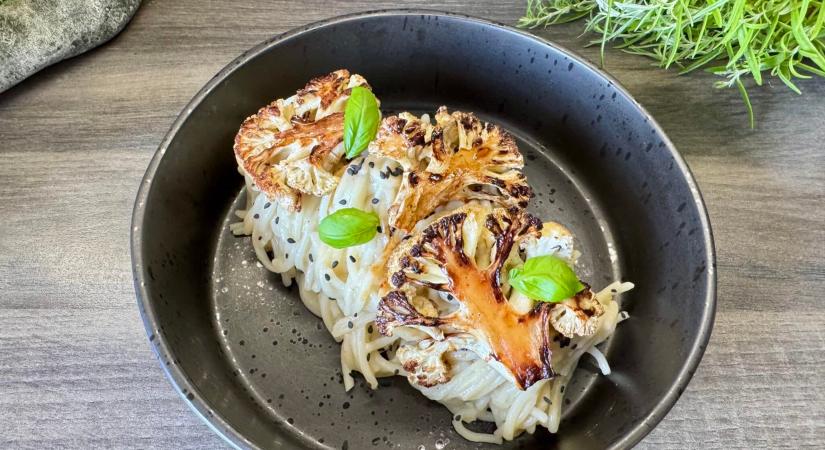 Selymes vegán sajtszószos tészta pirított karfiollal