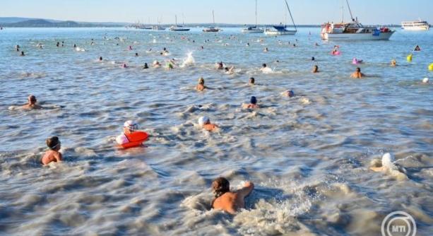 Dunaújvárosiak is tempóztak a Balaton-átúszáson