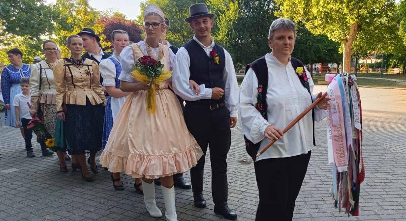 Tréfás feladatok és tánc hajnalig – felejthetetlen lett az idei lakodalmas, ahol csak egyetlen napra kötöttek házasságot – galériával, videóval