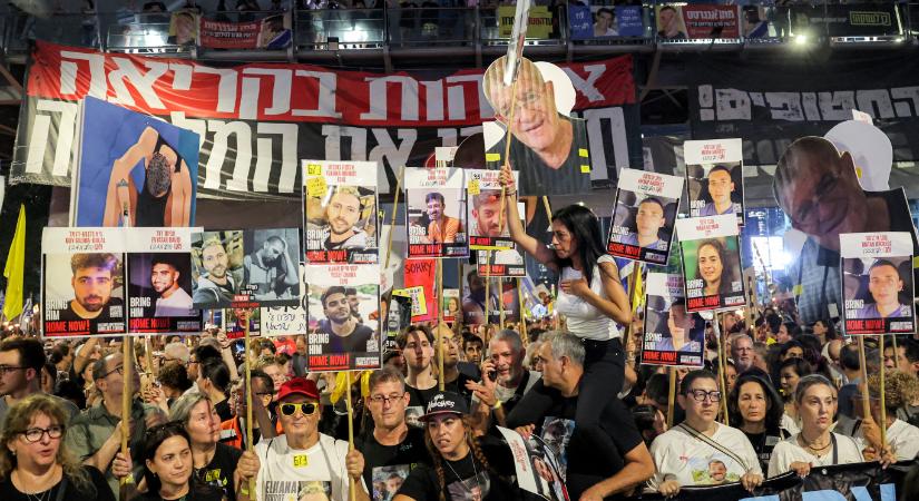 A túszok hozzátartozói szerveztek tüntetést Gáza megszállása ellen Tel Aviv-ban