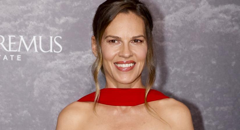 Hihetetlen édesek az 51 éves Hilary Swank ritkán látott 2 éves ikrei – friss fotó készült a családról