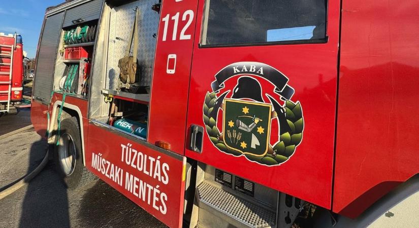 Kigyulladt egy autó motortere a hajdú-bihari településen!