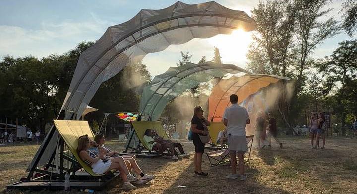 Így védekeznek a hőség ellen a Szigeten: a külföldiek dicsérik a helyszínt (videó)