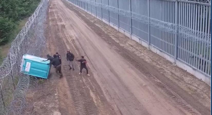 Nem mindennapi jelenet: faltörő kosként használták a Toi Toi WC-t a migránsok