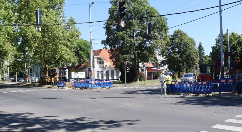 Figyelem, teljes útzár lesz aszfaltozás miatt – érdemes elkerülni a Platán sor és a Gasparich Márk utca kereszteződését