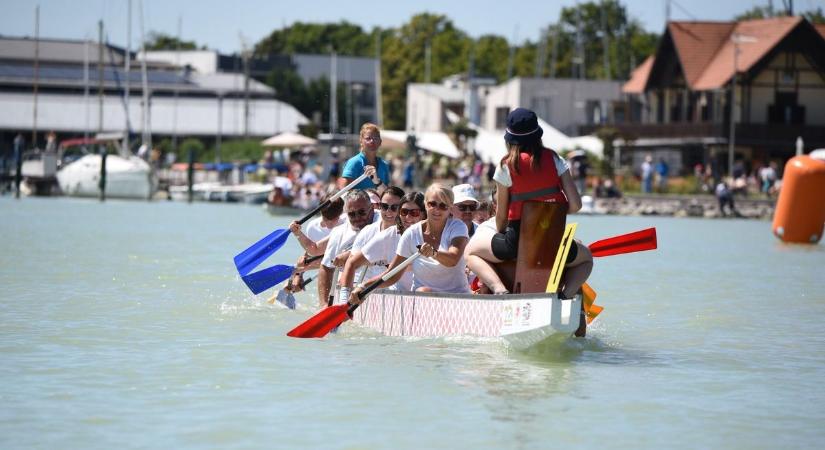 A Balatonon repültek a Fehér Sárkányok