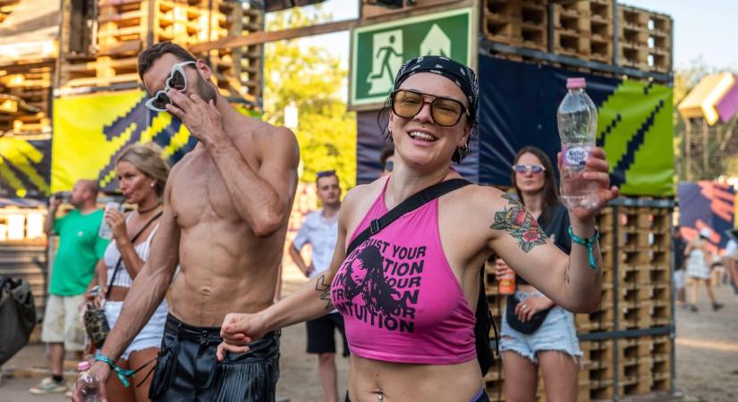 Permetparti, izzadtság, forró hangulat – képeink a Sziget kánikulai szombatjáról