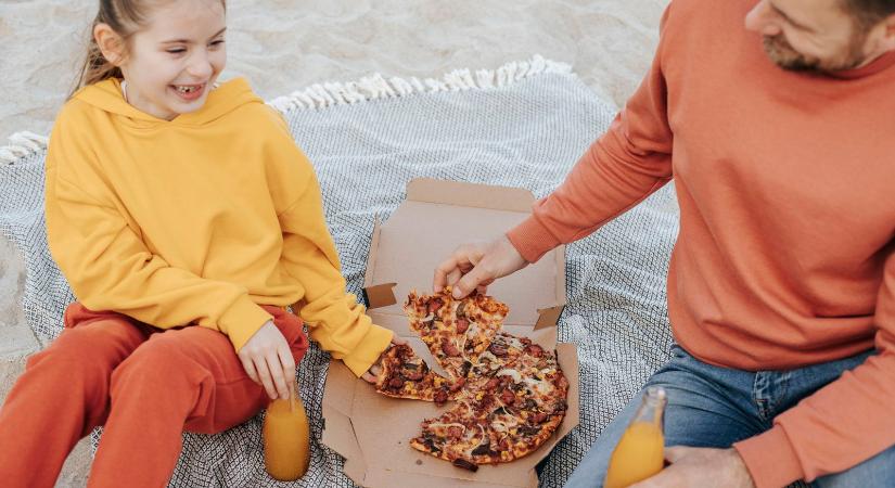 Pizzába harapott és rögtön ki is köpte, borzasztó dolgot talált benne