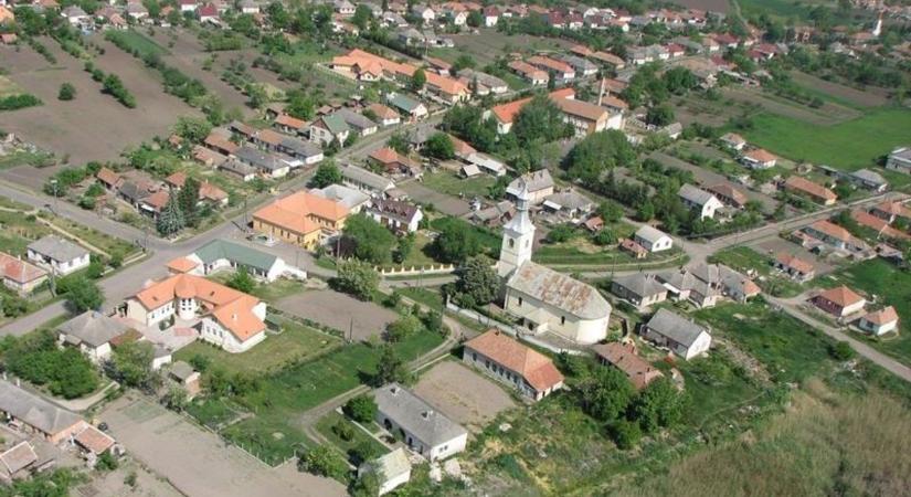 Hogyan kerültek a híres Auguszt cukrászda süteményei egy abaúji faluba?
