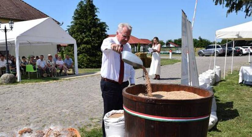 Magyarok Kenyere. Búzaösszeöntő ünnepség Nagydobronyban - A megpróbáltatások idején még jobban összekapaszkodunk