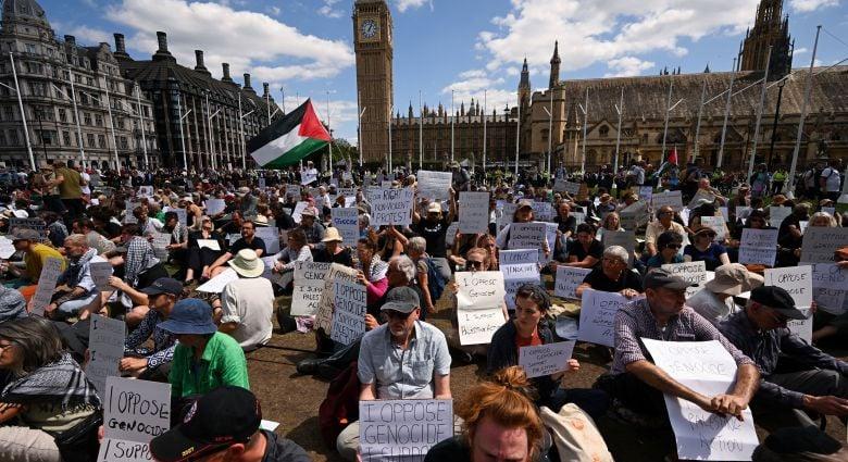 Közel ötszáz embert vettek őrizetbe egy palesztin tüntetésen Londonban