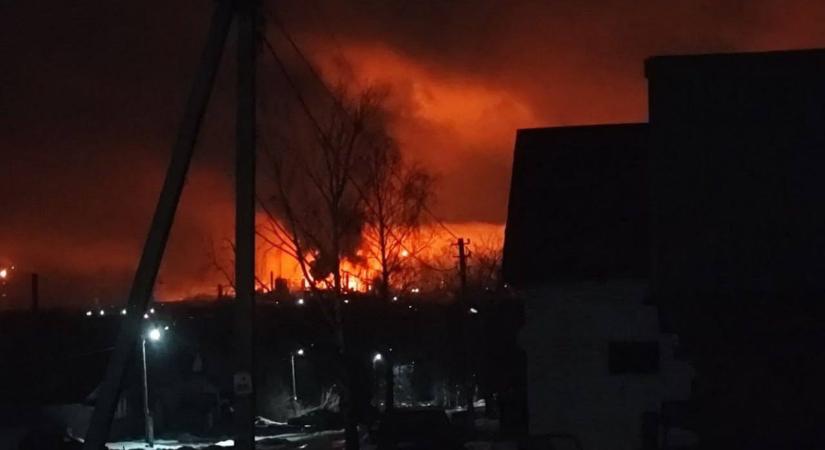 Lángba borították az ukrán drónok az orosz olajfinomítót