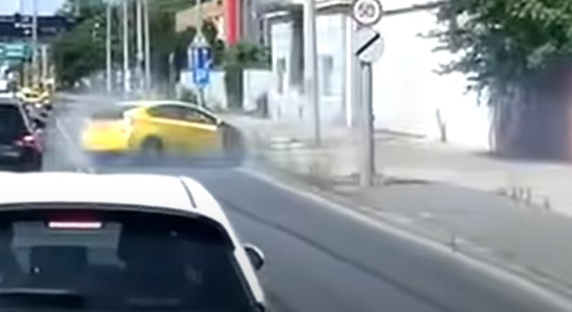 Kaszkadőröket megszégyenítő pördülés és gumifüst a Soroksári úton