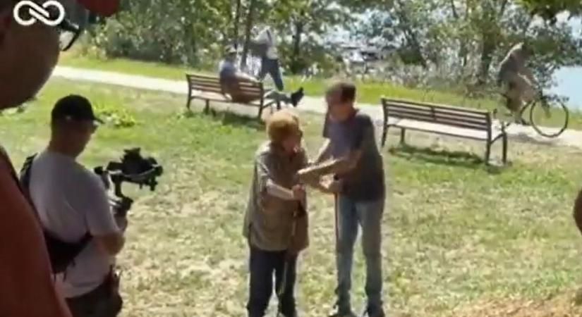 Újfent megvillant a tiszás szeretetország: agresszívan viselkedtek egy idős, mozgásában korlátozott hölggyel (VIDEÓ)