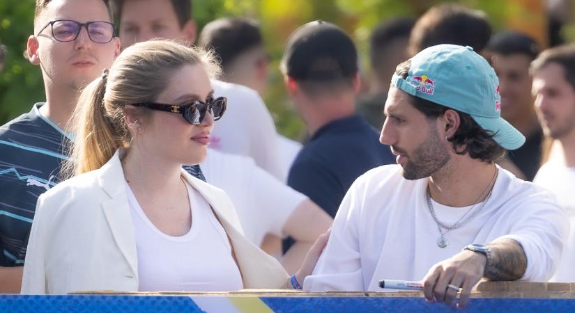 Csúcskategóriás babakocsit kapott Szoboszlai Dominik kislánya