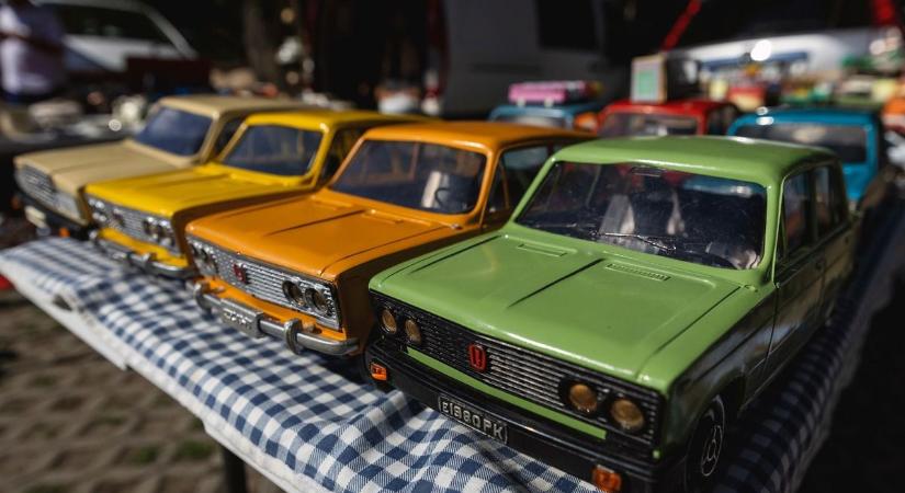 Kicsi kocsik és hatalmas ritkaságok - ismét régiségvásárt tartottak Debrecenben - fotókkal