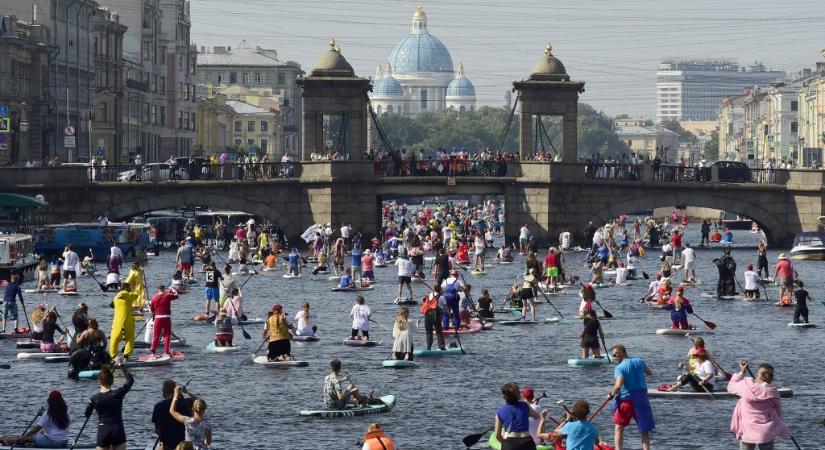 Segélybomba, elsüllyedt óceánjáró és SUP-fesztivál a hét képein