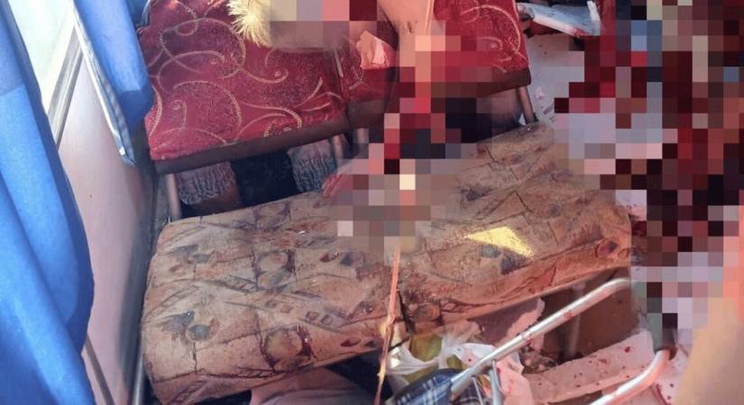 Herszonban az orosz csapatok drónnal csaptak le egy autóbuszra