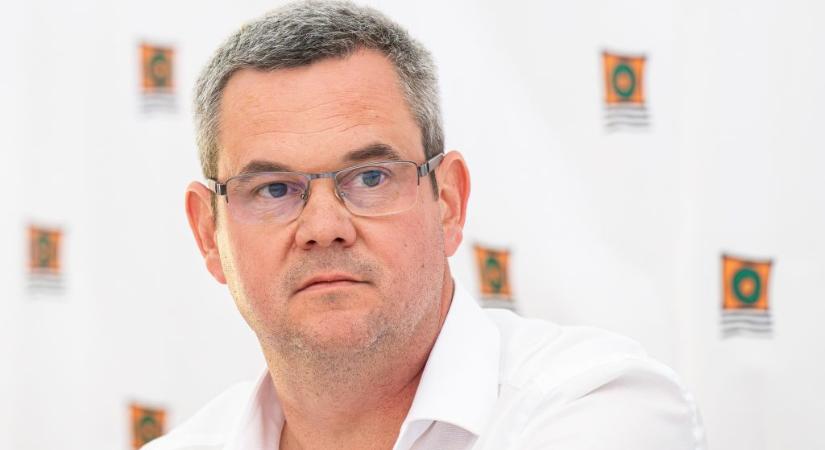 „Remélem, a te budai villádban soha nem romlik el semmi” – Takács Péter személyeskedő posztban válaszolt a kórházi vízhiányról író Magyar Péternek