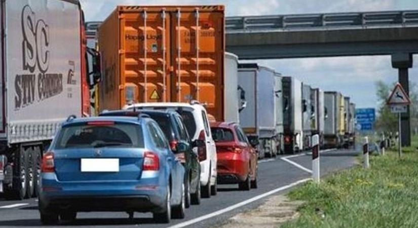 Hármas karambol az M3-ason! Több kilométeres a sor!
