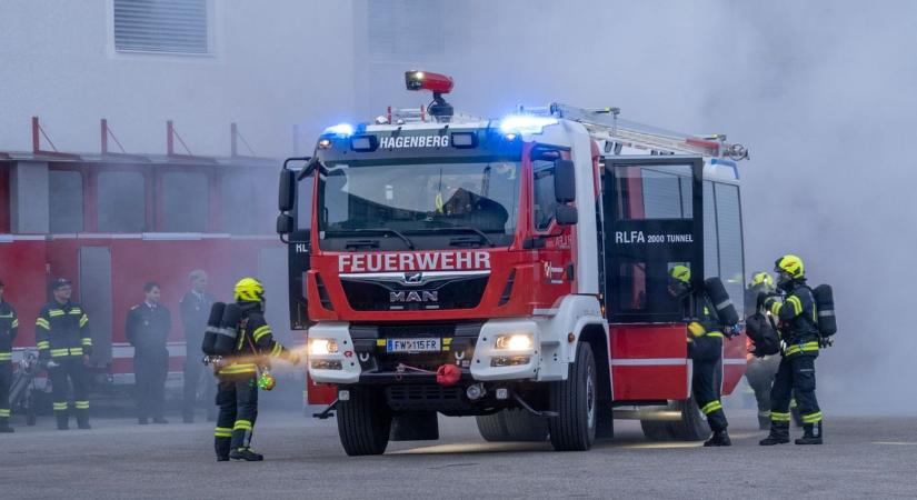 Felborult a tűzoltóság 50 tonnás daruja Ausztriában, két tűzoltó megsérült