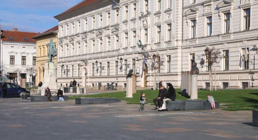 Elő a naptárral, írjuk fel a dátumot, különben ott toporgunk majd a bezárt ajtó előtt!