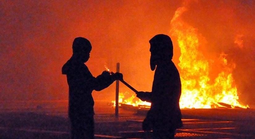 Francia városok kijárási tilalommal fékeznék meg az erőszakos fiatalokat